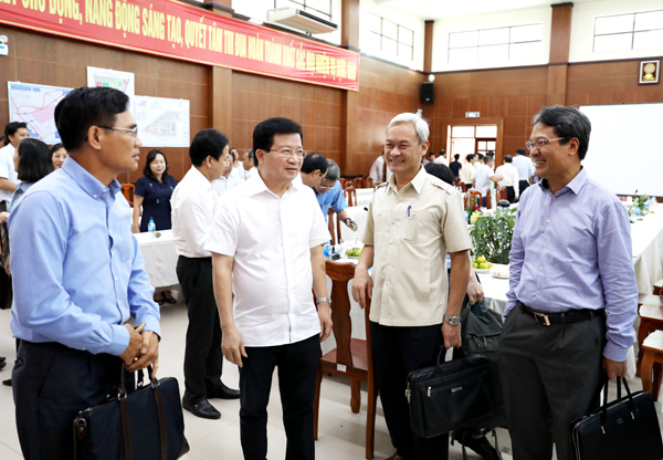 Phó thủ tướng Trịnh Đình Dũng trao đổi với lãnh đạo tỉnh