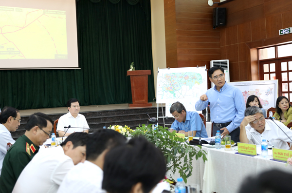 Phó chủ tịch UBND tỉnh Trần Văn Vĩnh giới thiệu với đoàn công tác tại buổi làm việc ở UBND huyện Long Thành