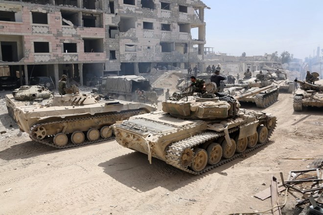 Binh sỹ Syria trong chiến dịch truy quét phiến quân tại Douma ngày 8/4. (Nguồn: AFP/TTXVN)