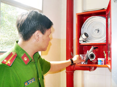 Một tủ chứa vòi, họng nước chữa cháy tại Bệnh viện đa khoa Thống Nhất bị dùng để các vật dụng cá nhân.