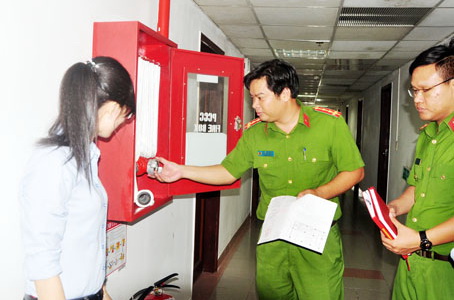 Cảnh sát phòng cháy, chữa cháy tỉnh kiểm tra các thiết bị chữa cháy tại ký túc xá công nhân của Công ty TNHH hưng nghiệp Formosa (huyện Nhơn Trạch).