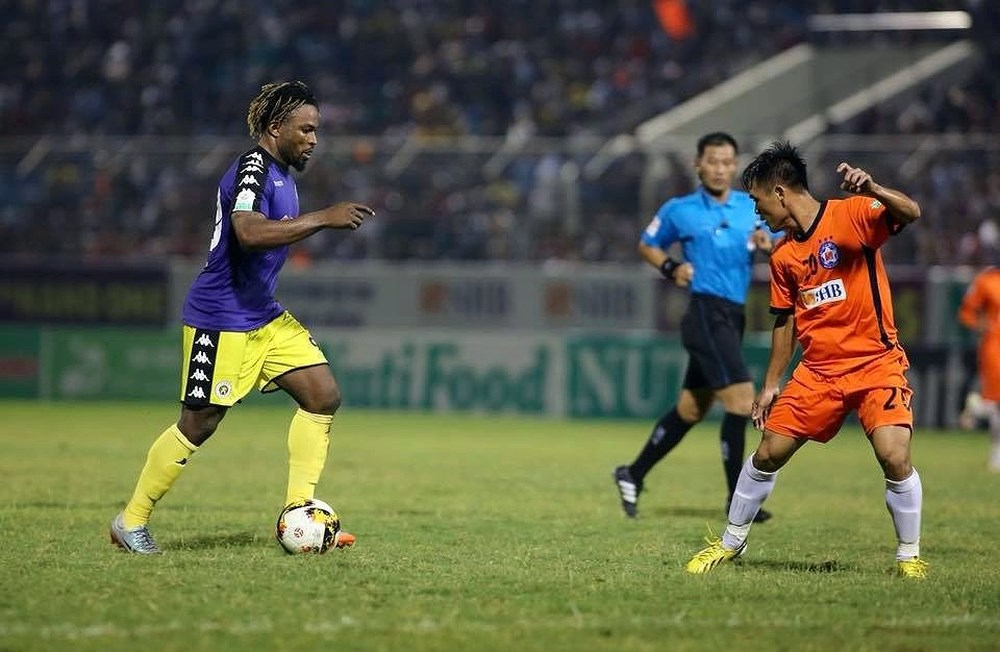 Oseni - Hà Nội FC (trái) thi đấu bùng nổ với cú hat trick vào lưới SHB Đà Nẵng ngày 14-4.