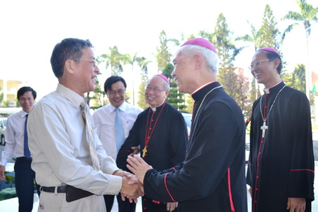 Lãnh đạo tỉnh đón tiếp các vị giám mục và linh mục của Giáo phận Xuân Lộc đến thăm và chúc mừng Ngày thành lập Đảng 3-2-2018.