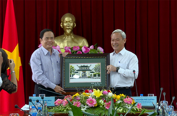 Bí thư Tỉnh ủy Nguyễn Phú Cường tặng quà cho Chủ tịch Ủy ban Trung ương MTTQ Việt Nam Trần Thanh Mẫn  