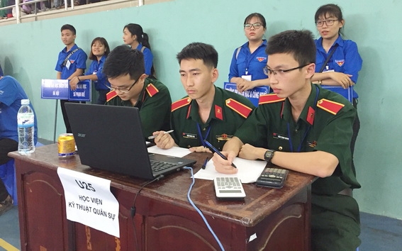 Sinh viên Học viện kỹ thuật quân sự làm bài thi trắc nghiệm