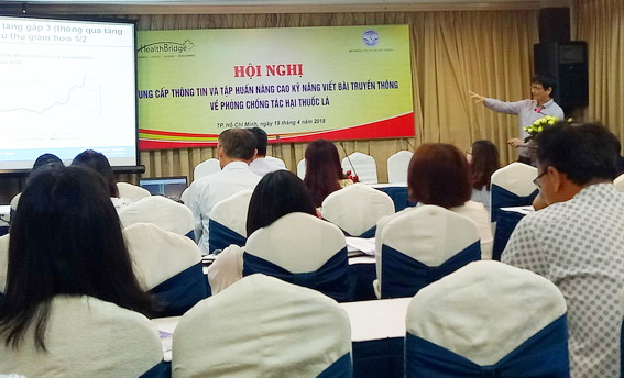 Thạc sĩ, bác sĩ Nguyễn Tuấn Lâm, đại diện tổ chức Y tế thế giới (WHO) tại Việt Nam cung cấp những thông tin liên quan đến tác hại của thuốc lá trong buổi hội thảo.