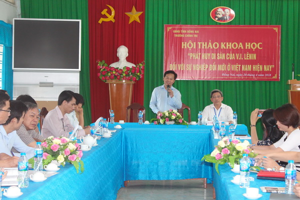 Nhà giáo ưu tú, Thạc sĩ Lê Hồng Sơn, Hiệu trưởng Trường Chính trị tỉnh phát biểu tại hội thảo