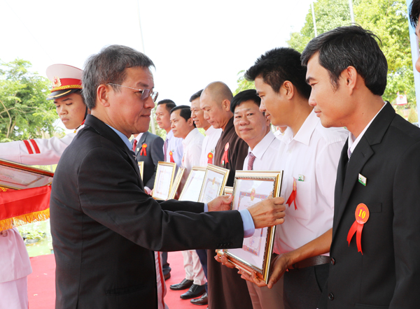 Chủ tịch UBND tỉnh Đinh Quốc Thái trao bằng khen của UBND tỉnh cho các tập thể, cá nhân tiêu biểu của huyện Cẩm Mỹ 