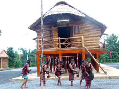 Người Chơro Lý Lịch (xã Phú Lý, huyện Vĩnh Cửu) biểu diễn cồng chiêng ở nhà dài.