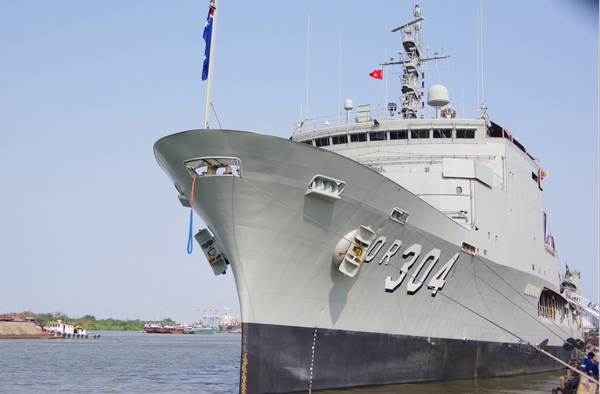 Tàu Hải quân Australia bắt đầu rời bến đi luyện tập, ảnh Minh Thắng