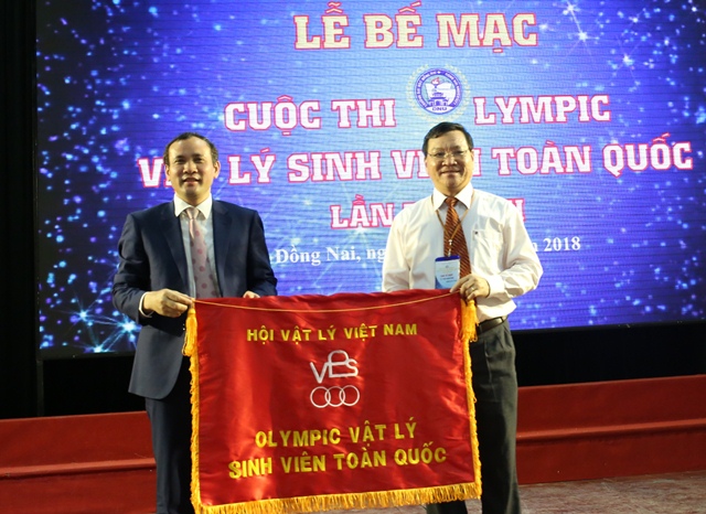 TS.Trần Minh Hùng, Hiệu trưởng Trường đại học Đồng Nai trao cờ đăng cai Cuộc thi Olympic Vật lý sinh viên toàn quốc lần thứ 21 cho Trường đại học Thủy Lợi (TP.Hà Nội)