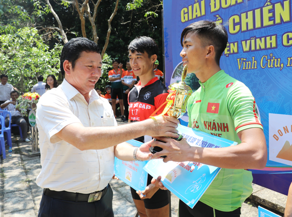 Phó chủ tịch UBND huyện Vĩnh Cửu Phạm Minh Phước trao cúp cho tay đua Nguyễn Trung Hiếu