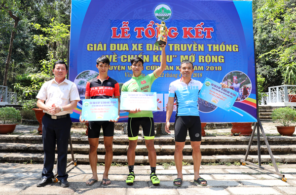 Phó chủ tịch UBND huyện Vĩnh Cửu Phạm Minh Phước trao cúp cho các tay đua giành thứ hạng cao nội dung đội tuyển