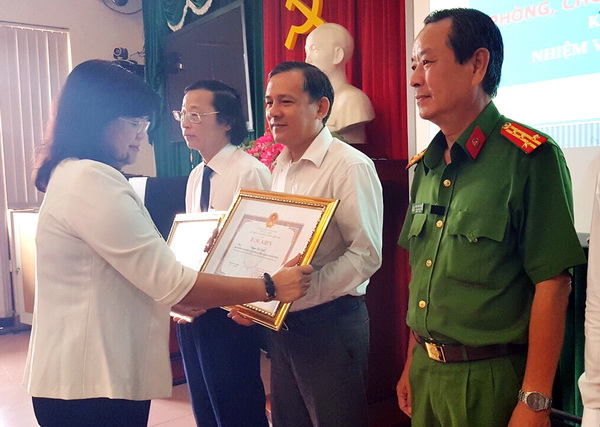 Phó chủ tịch UBND tỉnh Nguyễn Hoà Hiệp trao bằng khen của UBND tỉnh cho các báo cáo viên tiêu biểu năm 2017