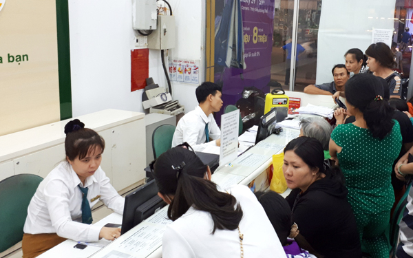 Khách hàng đến bổ sung thông tin, ảnh chân dung tại một Viettel Store trên đường Phạm Văn Thuận (TP.Biên Hòa) vào tối 24-4.
