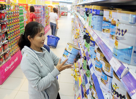 Người tiêu dùng chọn mua sữa tại Co.op Mart Biên Hòa 