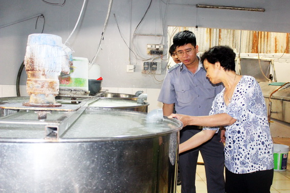 Các thành viên đoàn kiểm tra tiến hành kiểm tra cơ sở sản xuất hủ tiếu khô.