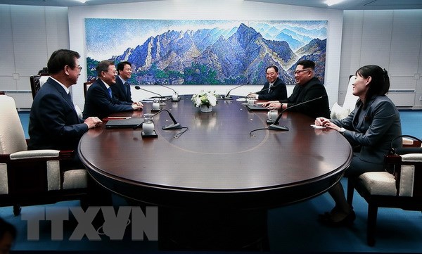 Tổng thống Hàn Quốc Moon Jae-in (thứ 2, trái) và Nhà lãnh đạo Triều Tiên Kim Jong-un (thứ 2, phải) hội đàm ở Nhà Hòa bình thuộc làng đình chiến Panmunjom. (Nguồn: THX/TTXVN)