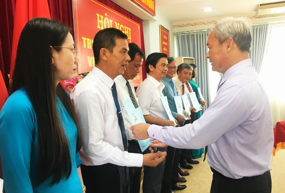 Đồng chí Nguyễn Phú Cường, Bí thư Tỉnh ủy  trao quyết định điều động cán bộ
