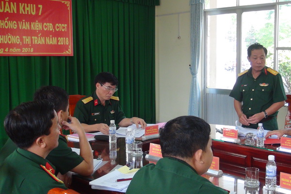 Đoàn kiểm tra đóng góp ý kiến cho Ban CHQS thị trấn Trảng Bom