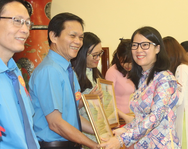 Những cá nhân xuất sắc trong phong trào thi đua yêu nước được nhận bằng khen của Tổng Liên đoàn Lao động Việt Nam.