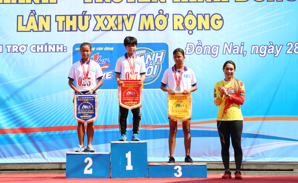 Bà Vũ Phương Thanh, đại sứ thương hiệu nhãn hàng Number 1 thuộc Tập đoàn Tân Hiệp Phát, trao giải cho các đoàn giành thứ hạng cao nội dung đồng đội nữ thanh niên.