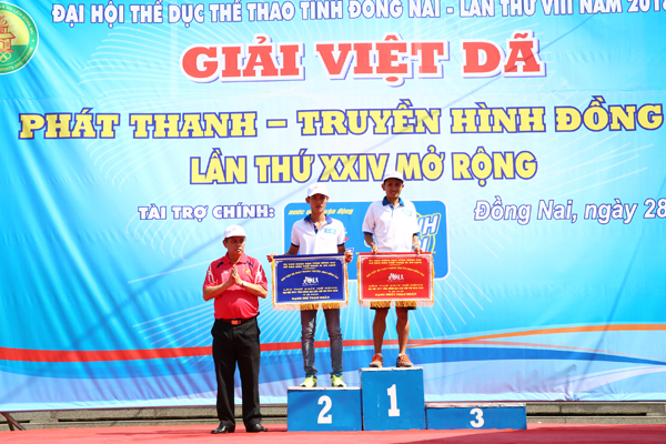 Phó trưởng ban Thi đua khen thưởng tỉnh Nguyễn Tiến Dũng trao cờ cho 2 đơn vị dẫn đầu toàn đoàn
