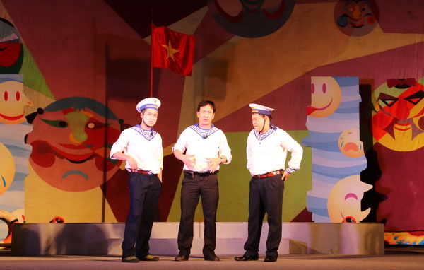 kịch ngắn Niềm vui nơi đảo nhỏ do các diễn viên Nhà hát Tuổi Trẻ biểu diễn phục vụ người dân Biên Hòa tối 28-4 tại Quảng trường tỉnh.