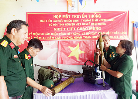 Các thành viên của Ban liên lạc cùng xem lại những kỷ vật một thời hoạt động trên đất Campuchia