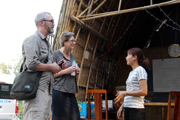 2 du khách đến từ Đức lưu trú tại khu nghỉ dưỡng, homestay Green Bamboo Lodge (xãa Nam Cát Tiên, huyện Tân Phú). Ảnh: H.Quân