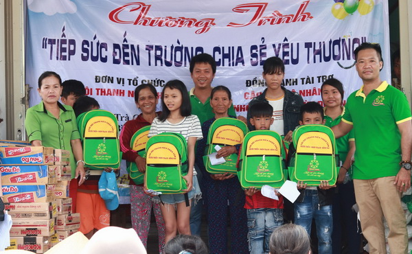 Đại diện Chi hội thanh niên Thiện Tâm chụp hình lưu niệm với người dân tỉnh Quảng Nam 
