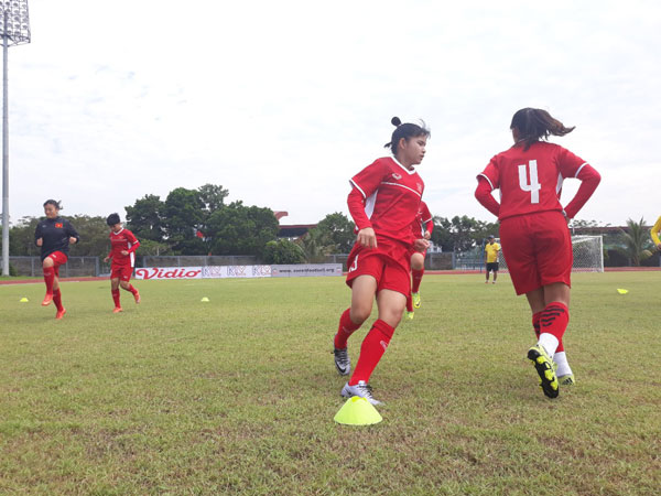 Các cầu thủ U.16 nữ Việt Nam tập luyện trong ngày 2-5