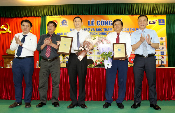 Phó Chủ tịch thường trực LĐBĐVN Trần Quốc Tuấn (ngoài cùng bên phải), Phó Chủ tịch Nguyễn Xuân Gụ (thứ hai từ trái sang), Tổng thư ký Lê Hoài Anh (ngoài cùng bên trái) trao chứng thư cho đại diện nhà tài trợ Công ty TNHH Thương mại Thiết bị điện Thái Sơn Bắc và Công ty Cổ phần Động Lực