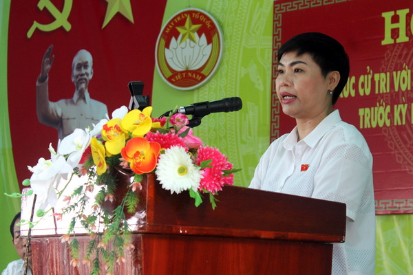 Bà Đỗ Thị Thu Hằng, Chủ tịch HĐQT Tổng công ty phát triển khu công nghiệp (Sonadezi) thông báo các nội dung chính chuẩn bị cho kỳ họp thứ 5, Quốc hội khóa XIV với cử tri huyện Thống Nhất.