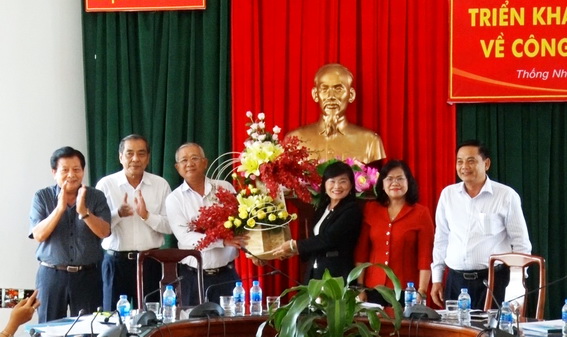 Bí thư Huyện ủy Thống Nhất Bùi Thị Bích Thủy tặng hoa chúc mừng đồng chí Nguyễn Văn Quang