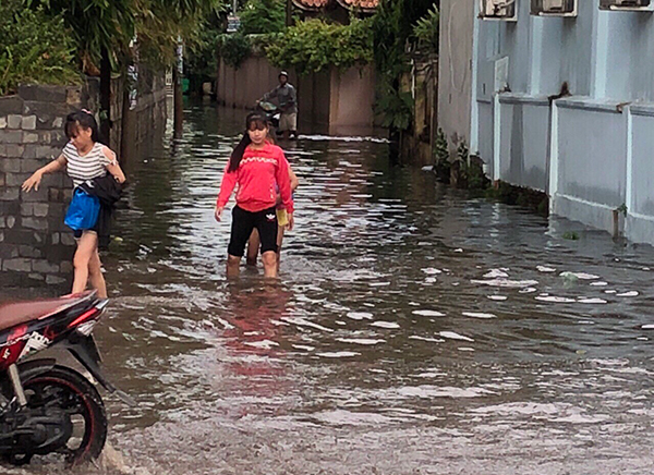 Hẻm 63, khu phố 1, phường Quyết Thắng thường xuyên bị ngập sau nhưng cơn mưa khiến việc lưu thông của người dân gặp nhiều khó khăn. ảnh Hữu Định.