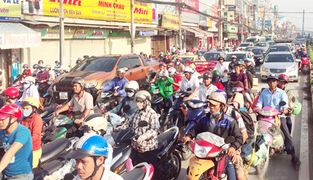 Đường Đồng Khởi, đoạn gần ngã tư Amata lúc nào cũng chật cứng phương tiện.