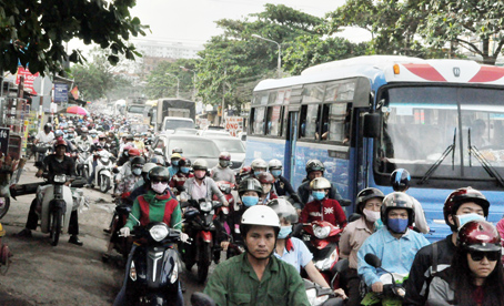 : Đường Bùi Văn Hòa đông nghẹt phương tiện sau giờ tan ca. Ảnh: Thanh Hải.