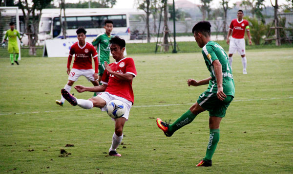 Đội khách Phù Đổng FC (áo xanh) cầm hòa chủ nhà Phố Hiến với tỷ số 0-0. 