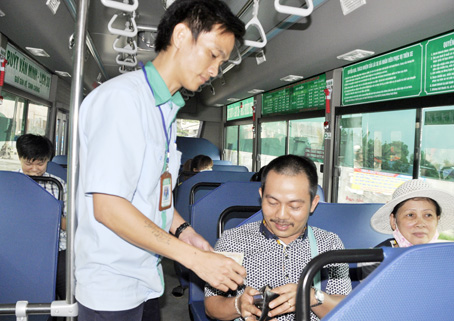 Người dân lựa chọn đi xe buýt tuyến số 1. Đây là tuyến xe buýt có trợ giá, cơ sở vật chất tốt, phong cách phục vụ văn minh và lịch sự.