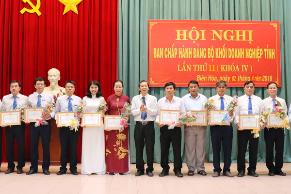 Đảng ủy Khối doanh nghiệp tỉnh khen thưởng các đảng viên hoàn thành xuất sắc nhiệm vụ năm 2017.