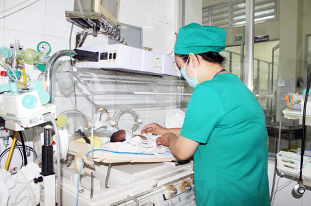 Trẻ sinh non được chăm sóc tại Khoa Hồi sức tích cực chống độc Bệnh viện nhi đồng Đồng Nai.