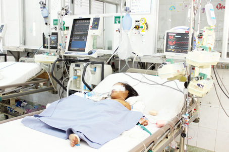 Bé T.K. (3 tuổi, nhà ở xã Suối Cát, huyện Xuân Lộc) đang được điều trị tại Bệnh viện nhi đồng Đồng Nai.