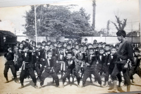 Lão võ sư Mã Thanh Hoàng cùng các môn sinh luyện tập vào năm 1969 tại Biên Hòa.