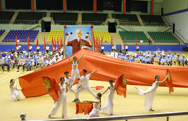 Tiết mục múa do các em học sinh Trung tâm nuôi dạy trẻ khuyết tật Đồng Nai biểu diễn tại lễ khai mạc.