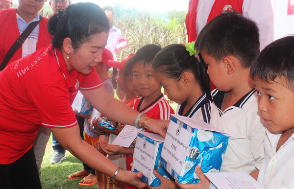 Bà Đỗ Thị Phước Thiện, Chủ tịch Hội Chữ thập đỏ tỉnh tặng quà cho học sinh có hoàn cảnh khó khăn ở ấp 7, xã Đắk Lua (huyện Tân Phú)