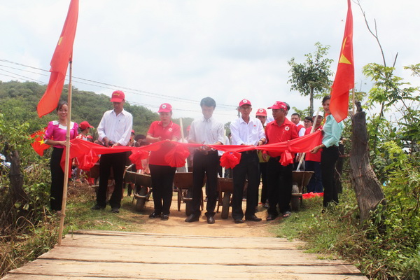 Các đại biểu thực hiện nghi thức khởi công xây dựng cầu dân sinh tại ấp 7, xã Đắk Lua (huyện Tân Phú)