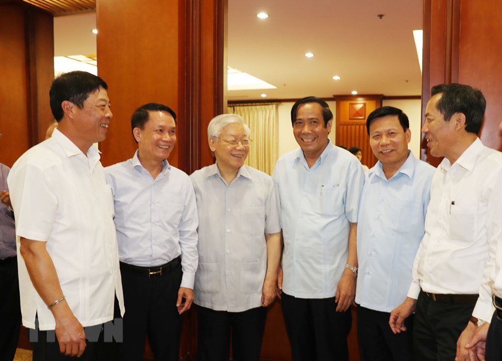 Tổng Bí thư Nguyễn Phú Trọng trò chuyện với các đại biểu. (Ảnh: Trí Dũng/TTXVN)