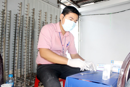 Thành viên đoàn kiểm tra thử nhanh phản ứng của sản phẩm hủ tiếu với hàn the và formol tại cơ sở sản xuất hủ tiếu khô của bà Nguyễn Thị Hà (ở xã Long An, huyện Long Thành).