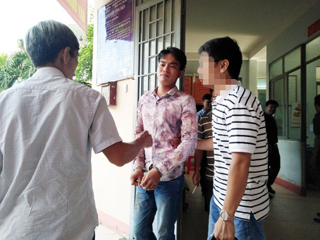 Cán bộ điều tra Đội 3, PC45, Công an tỉnh (phải) tham gia bắt đối tượng giết người ở TP.Biên Hòa.